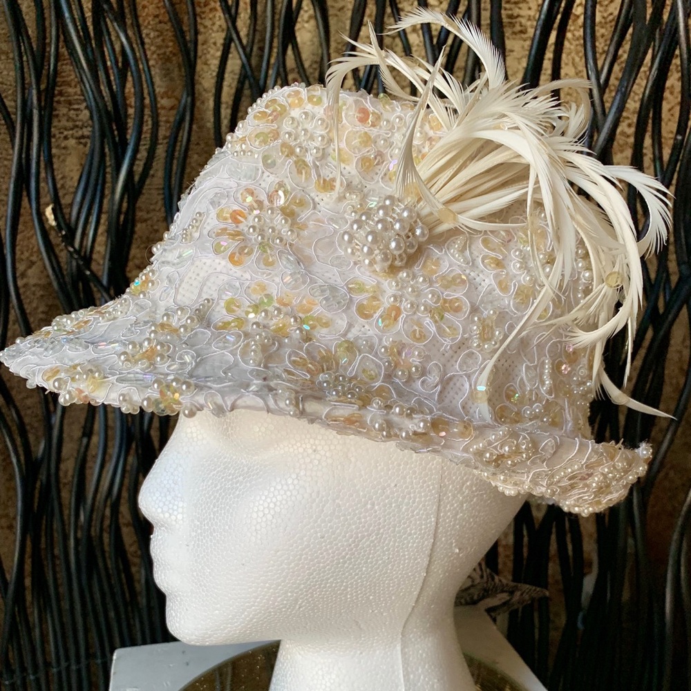 Adorable sequence white and cream woman’s hat